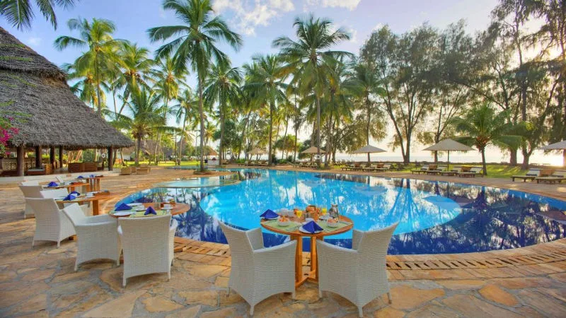 The infinity pool overlooking the ocean.